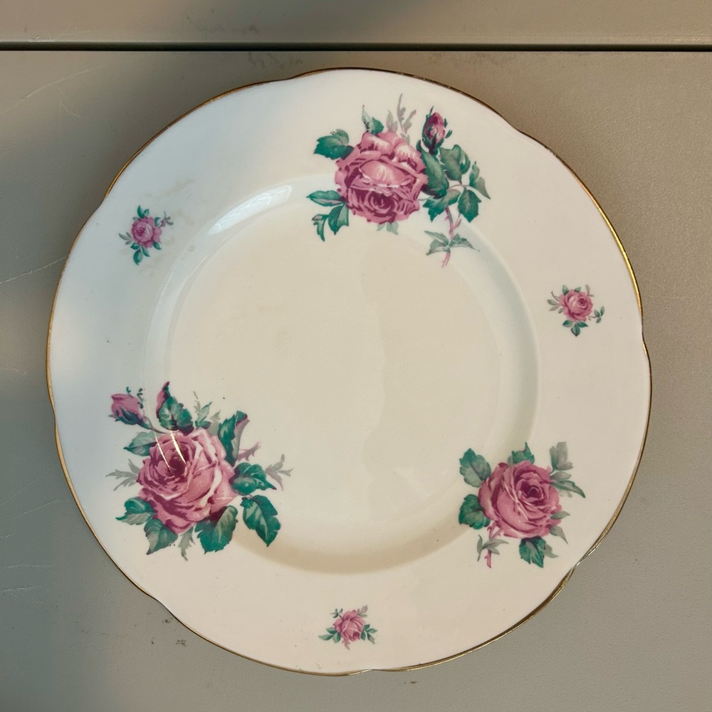 Elegant Floral Dinner Plate with Gold Accent